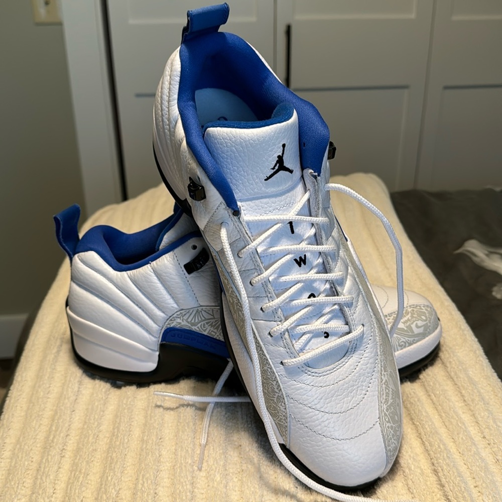 Micheal Jordan XII G
Golf Shoes. Blue, white and black size 11.5